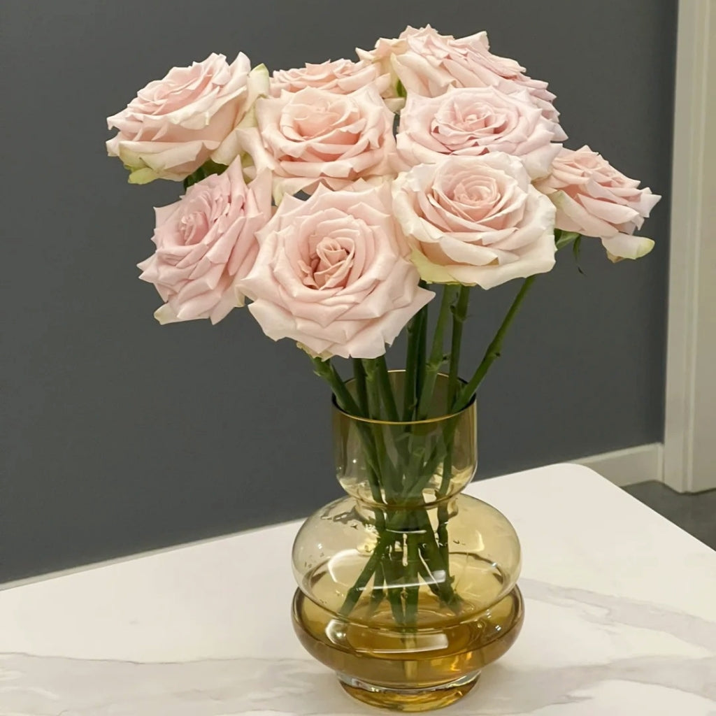 Quicksand Roses with beige-pink champagne petals, long vase life, ideal for weddings and luxury floral arrangements.